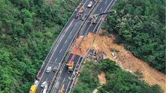 廣東高速驚傳坍塌！18車墜落起火畫面曝光