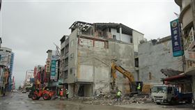 花蓮富凱大飯店提早拆完花蓮市富凱大飯店拆除作業歷經8天時間，1日提早完工，現場僅留下小型機具協助清理鋼筋及混凝土塊等，周邊道路目標在5日前恢復通行。中央社記者張祈攝  113年5月1日