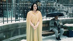 艾瑪史東在《可憐的東西》詮釋女版科學怪人。（圖／CATCHPLAY+提供）