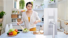 Warpple行走的大平板可觸控、可直播更具互動性。（圖／品牌業者提供）