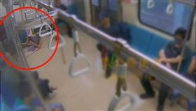 7旬葉姓老農在捷運車廂內亮刀削桂竹筍，被開罰1萬元。（圖／捷運警察提供）