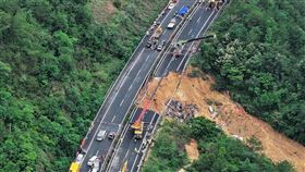 中國南部廣東省梅州市的一條高速公路發生路面塌陷，死亡人數已上升至24人，另有30人受傷。（圖／翻攝自央視）
