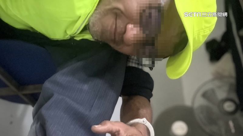獨／工程行老闆亂倒廢土遭逮　自拍上銬照