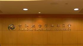 金管會主委黃天牧（右）與保險局長施瓊華（左）。（圖／翻攝自金管會記者會直播）