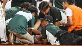 ▲台鋼雄鷹吳明鴻遭到頭部觸身球。（圖／台鋼雄鷹提供）