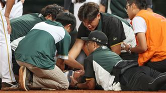 吳明鴻遭144公里球爆頭　擔架固定頭退場