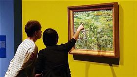 「從拉斐爾到梵谷」特展將登場（1）奇美博物館「從拉斐爾到梵谷：英國國家藝廊珍藏展」2日即將正式開展，民眾將可近距離觀賞荷蘭後印象派畫家梵谷名作「長草地與蝴蝶」真跡。中央社記者楊思瑞攝  113年5月1日