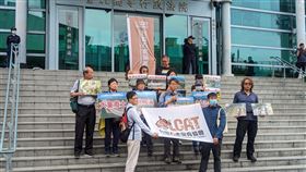 石虎棲地疑遭傾倒廢土  保育團體提行政訴訟台灣石虎保育協會質疑鳥嘴潭人工湖泊施工單位傾倒廢土在烏溪河床，危害保育類動物石虎、巴氏銀鮈棲地，相關行政訴訟案1日在台北高等行政法院開庭，協會成員在場外舉行記者會說明相關訴求。（台灣石虎保育協會提供）中央社記者楊淑閔傳真  113年5月1日