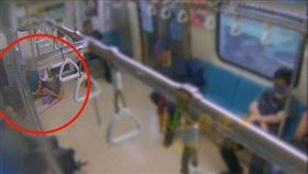 7旬葉姓老農在捷運車廂內亮刀削桂竹筍，被開罰1萬元。（圖／捷運警察提供）