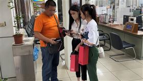 正妹尋親10年，終於在竹山戶政事務所找到親大哥。（圖／翻攝畫面）