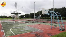 啃老家庭哀歌，去年新北新月橋籃球場一名老翁輕生，遺書吐露兒子李男啃老害死他，半年後李男也在八里風雨籃球場以同樣方式尋死。（圖／CTWANT）