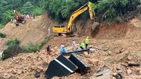 快訊／中國廣東高速公路塌陷！23輛車摔落　增至36死30傷（圖／翻攝自央視新聞微博）