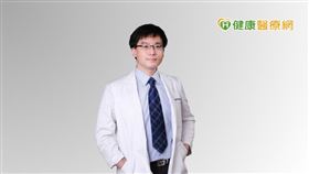 蔡易臻醫師表示，針對早期高風險三陰性乳癌，於術前的前導治療時，可採用化療加上免疫檢查點PD-1抑制劑，可增加病理完全緩解機會，改善預後。