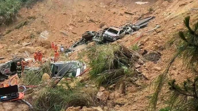 高速公路坍已36死　他「橫停堵路」攔後車