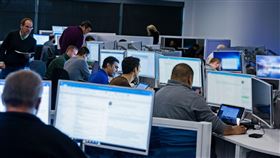 微軟與 OpenAI 及MITRE 合作，透過 AI 的威脅偵測、行為分析、機器學習模型、零信任原則以及加強驗證，保護自身免受這類網絡威脅攻擊侵害。（圖／台灣微軟提供）