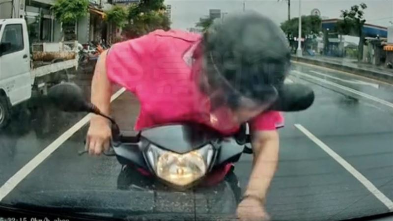 酒駕嬤猛撞前車⋯肚子變安全氣囊　下場慘