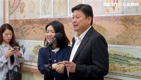 徐巧芯（左）與傅崐萁（右）兩人受訪時巧遇並緊握雙手。