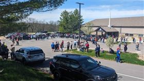 美國校園又驚傳槍響！位於威斯康辛州（State of Wisconsin）的一所中學校園外，驚見一名14歲男學生手持槍枝遊蕩，不過該名青年槍手並未闖進校園行兇，就被趕抵現場的員警當場擊斃，事發後該校也被全面封鎖，詳細事發情況仍在調查釐清中。