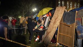 加州大學洛杉磯分校（UCLA）內一處挺巴勒斯坦的營地，示威者們爆發衝突。（圖／美聯社／達志影像）