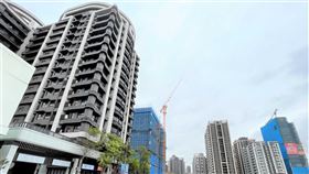 新北市近年新興重劃區及捷運周邊住宅交易火熱，部分指標建案挾基地條件及品牌力等優勢，銷售表現搶眼。新北市地政局昨（1）日公布最新房市統計數據，4月新北房市交易移轉棟數共5,995棟，較3月增加324棟、月增5.71％，雖與3月房市交易移轉增幅55.8％相比，差距甚大，但若與去年同月相比，年增率仍達55.11％。