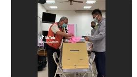 ▲網傳台南選務人員「唱票喊1號」柯文哲、「計票畫2號」等，未經查證的不實影片。（圖／翻攝畫面）