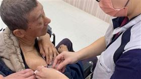 新北衛生局宣布2日起「2類人」即起打新冠疫苗送電子體溫計1支。（圖／新北衛生局提供）