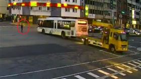高手在民間！拖吊車「絲滑倒車」推走公車