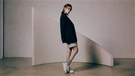 New Balance集合品牌的經典鞋款與概念新作，推出限定色的Grey Days Pack，也邀亞太區形象大使IU (李知恩)風格詮釋。（圖／品牌業者提供）