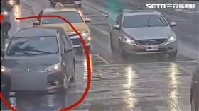 台北市蕭姓老婦詢問3名國中生要不要搭便車引發爭議。（圖／翻攝畫面）