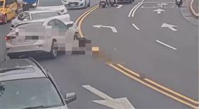 仁本集團總經歷、北市議員前參選人陳聖文母親在文山區遭逆向衝撞。（圖／翻攝畫面）