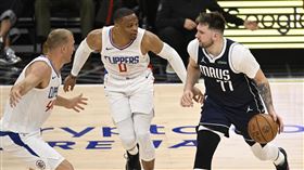 ▲東契奇（Luka Doncic）帶傷上陣轟35分，獨行俠30分差擊敗快艇聽牌。（圖／美聯社／達志影像）