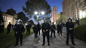 UCLA挺巴挺以兩派爆衝突　警力進駐清場全天停課（圖／美聯社／達志影像）