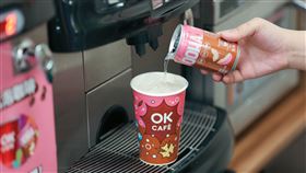 OKCAFE聯手OOHA氣泡飲，以OKCAFE莊園級美式結合人氣口味氣泡飲，推出「OOHA水蜜桃烏龍氣泡咖啡」。（圖／超商業者提供） 