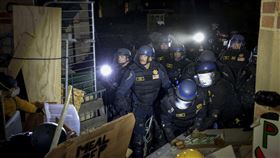 美警方清場UCLA營地 數十名抗議者遭逮捕（圖／美聯社／達志影像） 