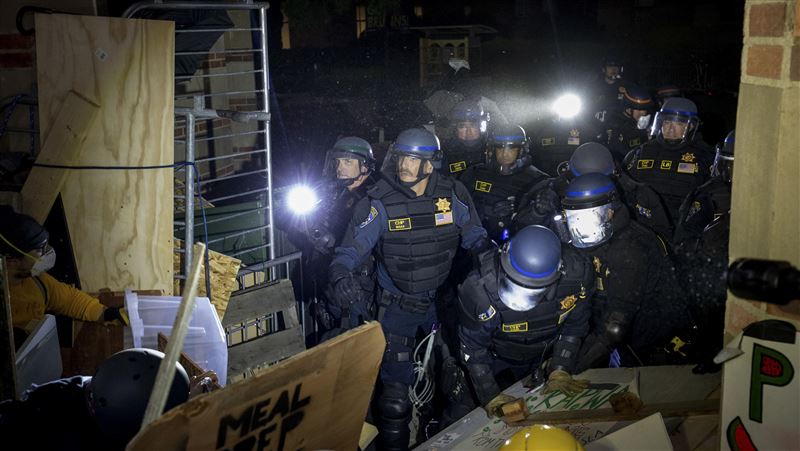 美警方清場UCLA營地！數十名抗議者遭逮捕