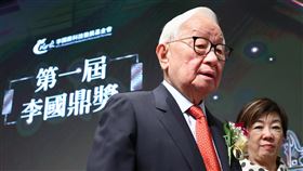 張忠謀：沒有李國鼎也不會有台積電李國鼎科技發展基金會推選台積電創辦人張忠謀（左）為第一屆李國鼎獎得主，張忠謀9日在妻子張淑芬（右）陪同下出席頒獎典禮，並於發表得獎感言時透露，當初是李國鼎將他領到台灣，「沒有李國鼎，也不會有台積電」。中央社記者王騰毅攝  112年11月9日