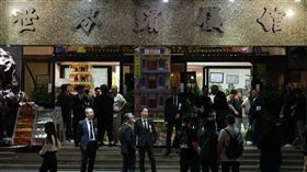 黑幫元老「痴線佳」告別式，超過50名警力在場戒備。（圖／香港01）