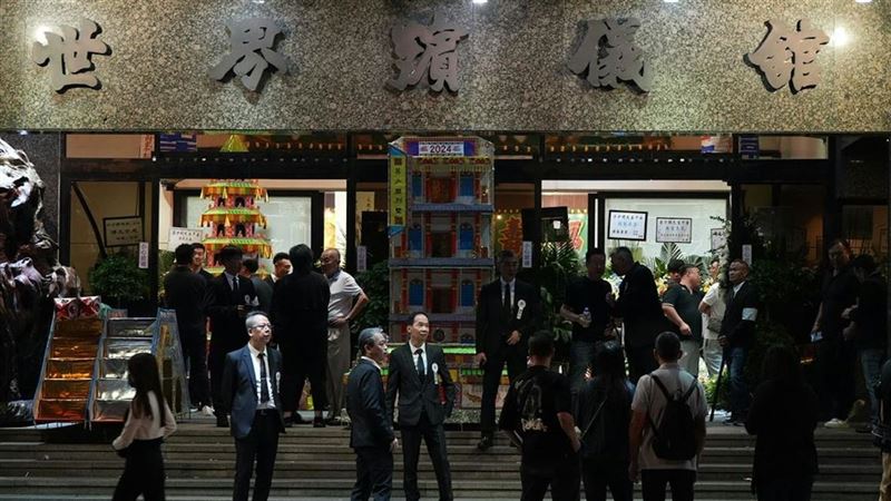 香港黑幫元老「痴線佳」公祭！警嚴陣以待
