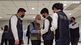 ▲昔日名醫黃立雄遭通緝，今晨抵台遭上銬逮捕。（圖／翻攝畫面）