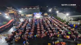 媽祖誕辰流水席遇大雨　民眾撐傘苦中作樂