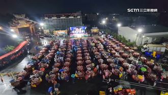 媽祖誕辰流水席遇大雨　民眾撐傘苦中作樂