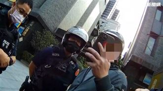 騎士違規囂張嗆警：去洪X　慘遭上銬逮捕