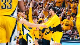 印第安納溜馬在季後賽首輪第6戰擊敗密爾瓦基公鹿，成為本季首支下剋上晉級的隊伍。（圖／翻攝自溜馬隊官方X）