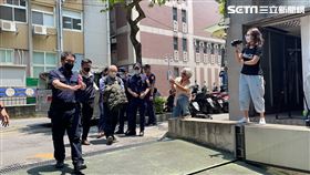 貴婦奈奈公公黃立雄被押抵台北地檢署歸案，全程不發一語。（圖/記者楊忠翰攝影）