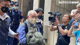 貴婦奈奈公公黃立雄被押抵台北地檢署歸案，全程不發一語。（圖/記者楊忠翰攝影）