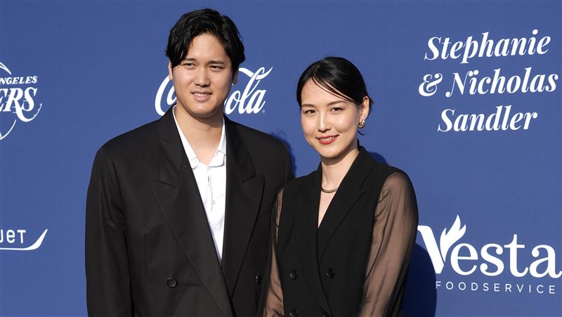婚戒閃亮亮　大谷翔平攜愛妻出席慈善晚會