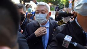 旺中集團董事長蔡衍明（前中）不滿電視節目主持人陳凝觀指他為「國台辦狗腿」，向壹電視、陳凝觀等提告求償300萬元，日前最高法院判決蔡衍明敗訴確定。（中央社檔案照片）