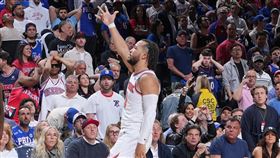 紐約尼克隊布朗森轟下41分，帶領球隊成功淘汰76人，殺進季後賽次輪。（圖／翻攝自尼克隊官方X）