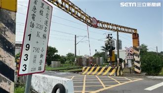 善化平交道限高架震後變形　路過民眾驚驚