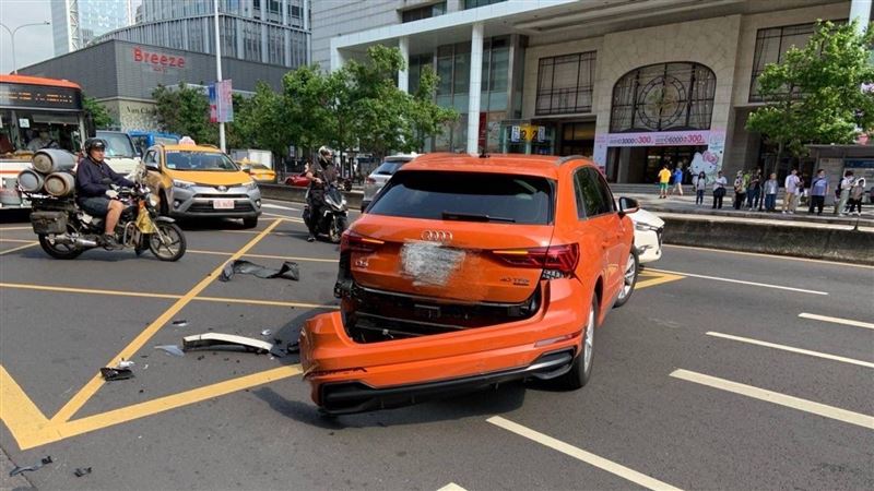 市府轉運站旁3車追撞　1車衝人行道3傷